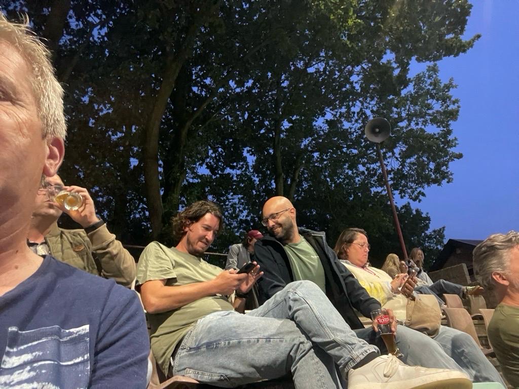 Frank van Gurp op de tribune bij Twins